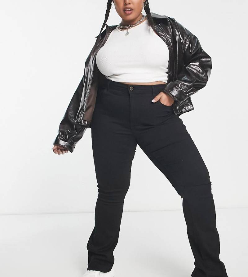 ONLY Curve - Sally - Ausgestellte Jeans in Schwarz mit hoher Taille von ONLY Curve