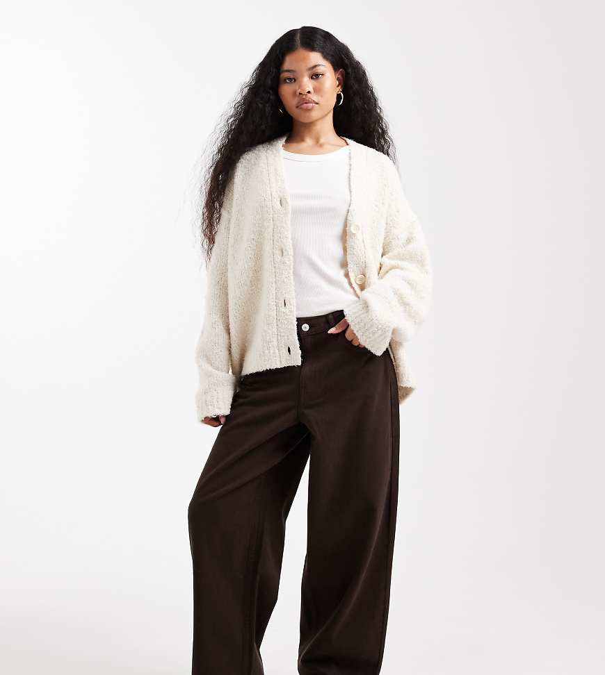 ONLY Petite - Barrel-Leg-Jeans in Braun mit hohem Bund-Brown von ONLY Petite