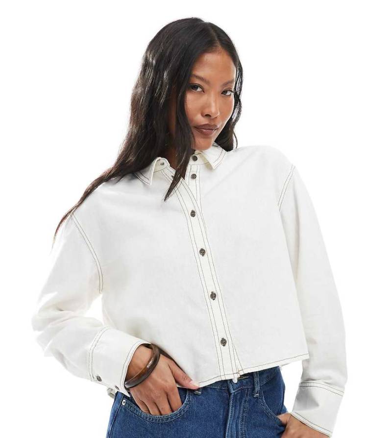 ONLY Petite - Cropped-Hemd aus Leinen in Weiß mit Kontrastnähten von ONLY Petite