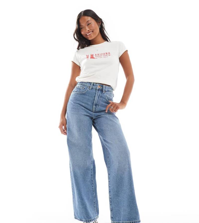 ONLY Petite - Hope - Jeans in Hellblau mit hohem Bund und weitem Bein von ONLY Petite