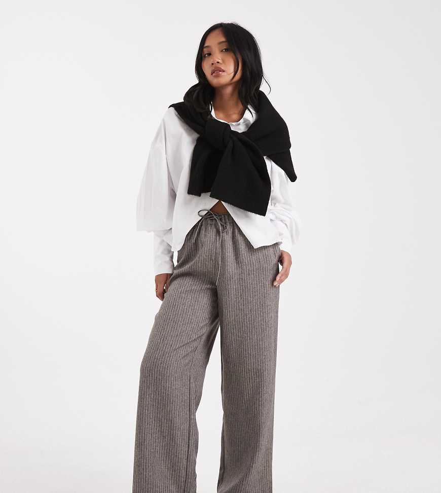 ONLY Petite - Hose in Grau mit weitem Bein und Nadelstreifen von ONLY Petite