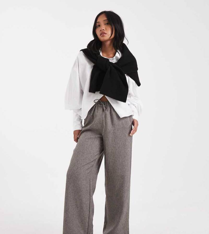 ONLY Petite - Hose in Grau mit weitem Bein und Nadelstreifen von ONLY Petite