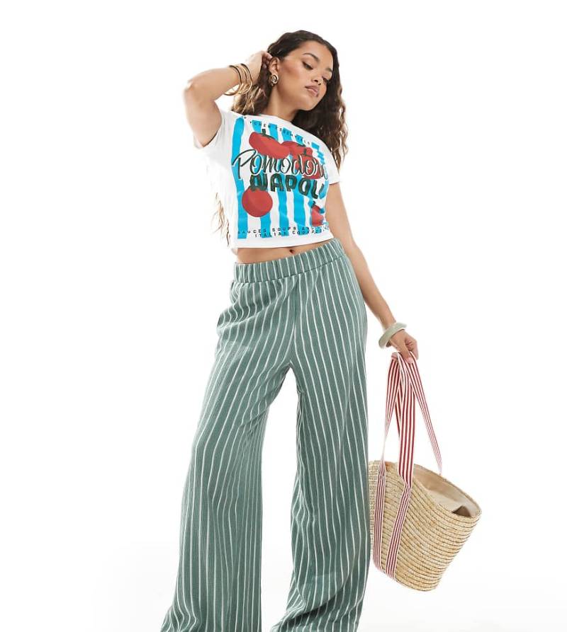 ONLY Petite - Hose in Grün gestreift mit Struktur und weitem Bein von ONLY Petite