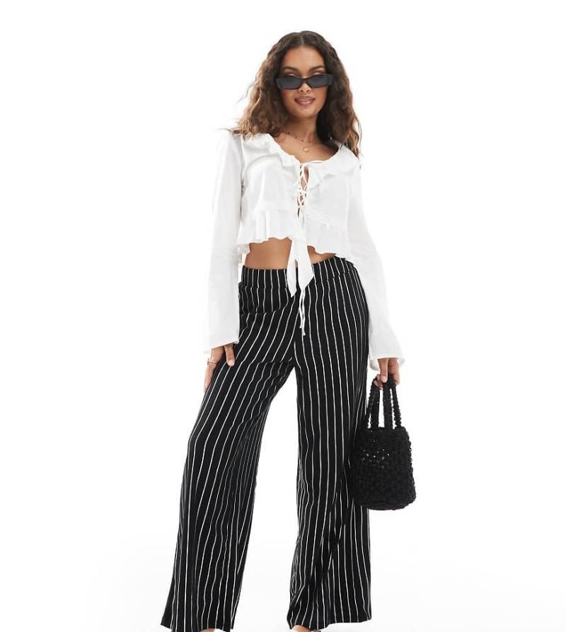 ONLY Petite - Hose in Schwarz gestreift mit Struktur und weitem Bein von ONLY Petite