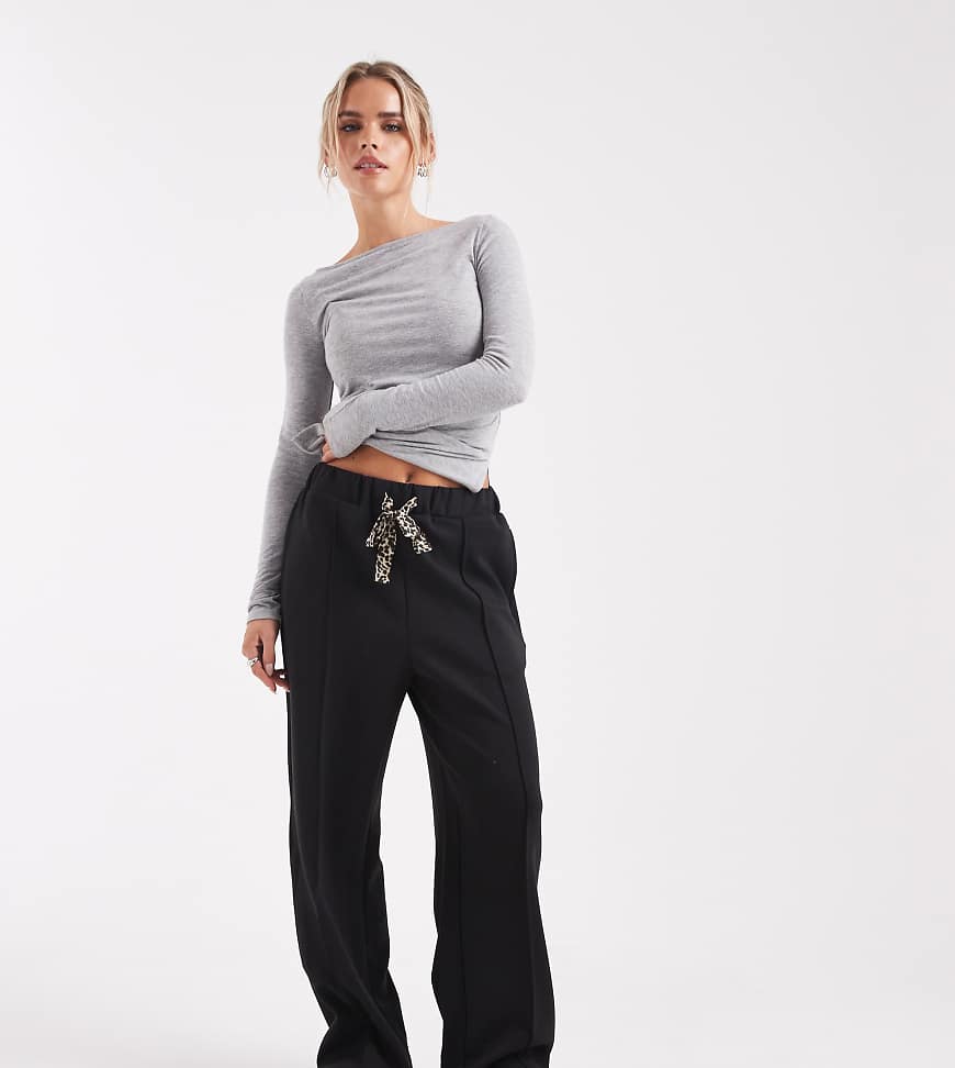 ONLY Petite - Hose in Schwarz mit Schleifendetail und Leopardenmuster von ONLY Petite