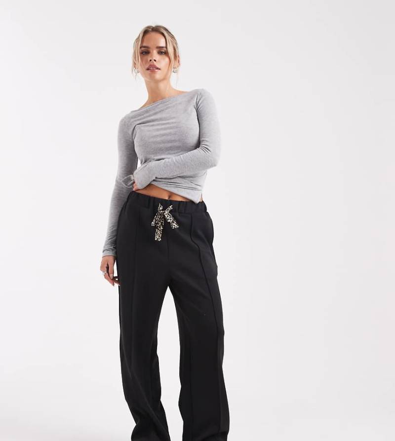 ONLY Petite - Hose in Schwarz mit Schleifendetail und Leopardenmuster von ONLY Petite