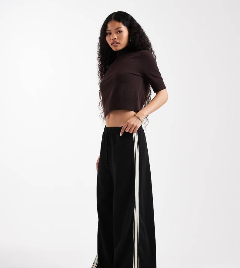 ONLY Petite - Hose in Schwarz mit weitem Schnitt und Seitenstreifen-Brown ONLY Petite - Hose in Schwarz mit weitem Schnitt und Seitenstreifen-Brown von ONLY Petite