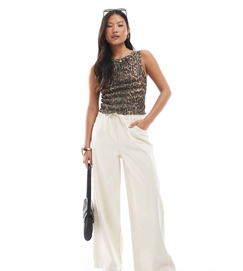 ONLY Petite - Jeans in Ecru mit weitem Bein und Kordelzugbund-Weiß von ONLY Petite