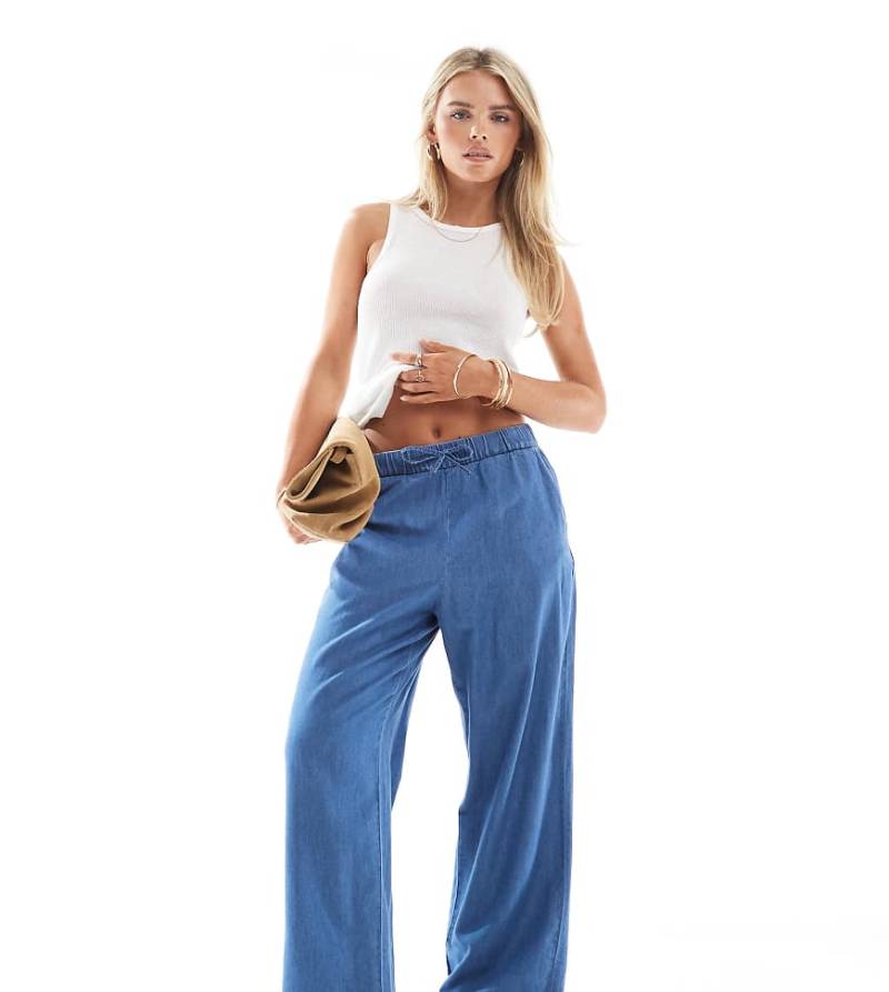 ONLY Petite - Jeanshose in Mittelblau mit weitem Bein und Kordelzugbund von ONLY Petite