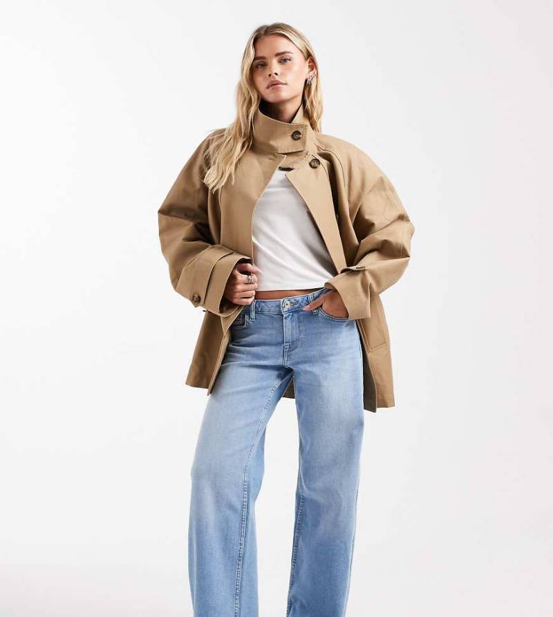 ONLY Petite - Judy - Jeans in hellem Denimblau mit niedrigem Bund und weitem Bein ONLY Petite - Judy - Jeans in hellem Denimblau mit niedrigem Bund und weitem Bein von ONLY Petite