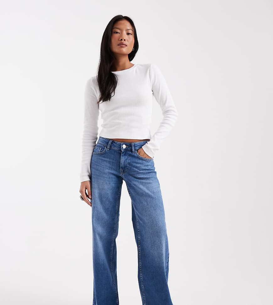 ONLY Petite - Judy - Jeans in mittlerem Denimblau mit niedrigem Bund und weitem Bein von ONLY Petite