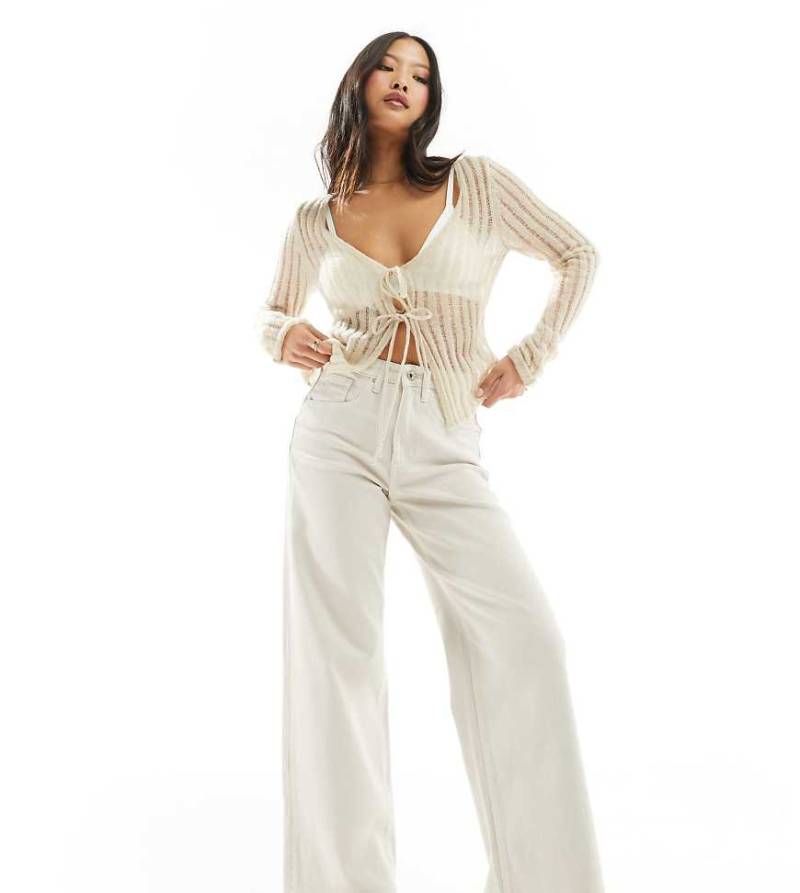 ONLY Petite - Juicy - Jeans in Ecru mit hohem Bund und weitem Bein-Weiß von ONLY Petite