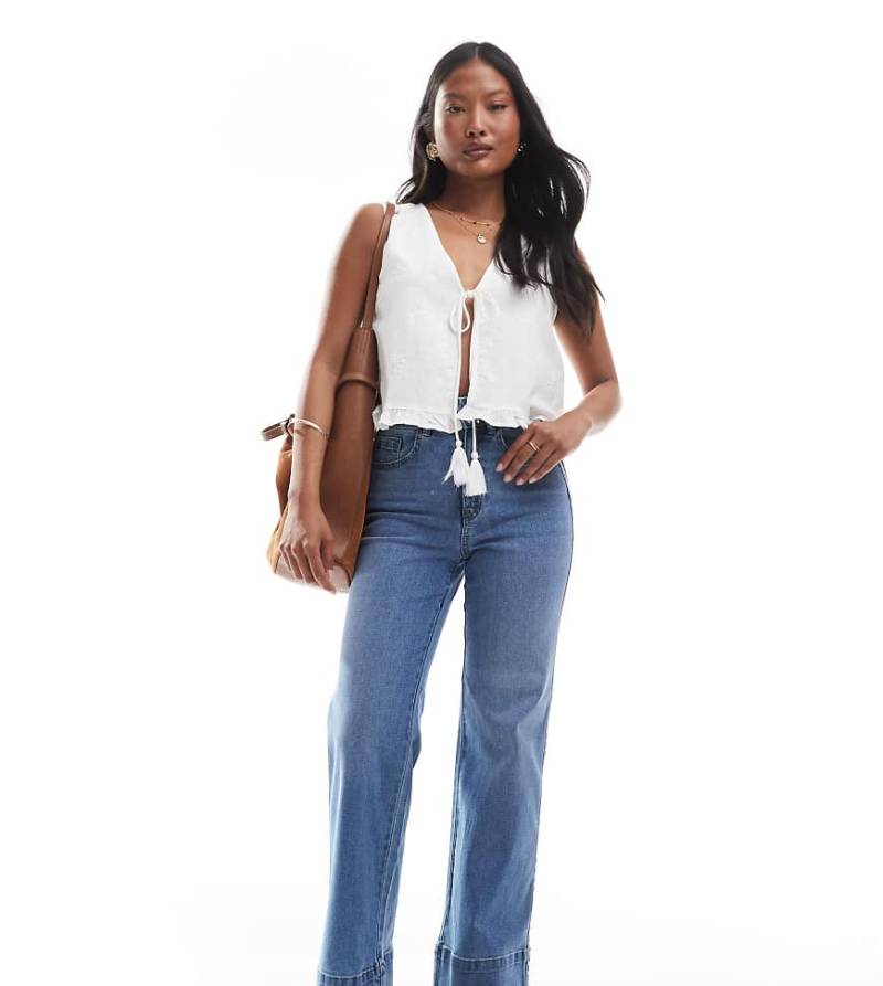 ONLY Petite - Juicy - Jeans in hellblauer Waschung mit hohem Bund, weitem Bein und Nietenverzierung von ONLY Petite