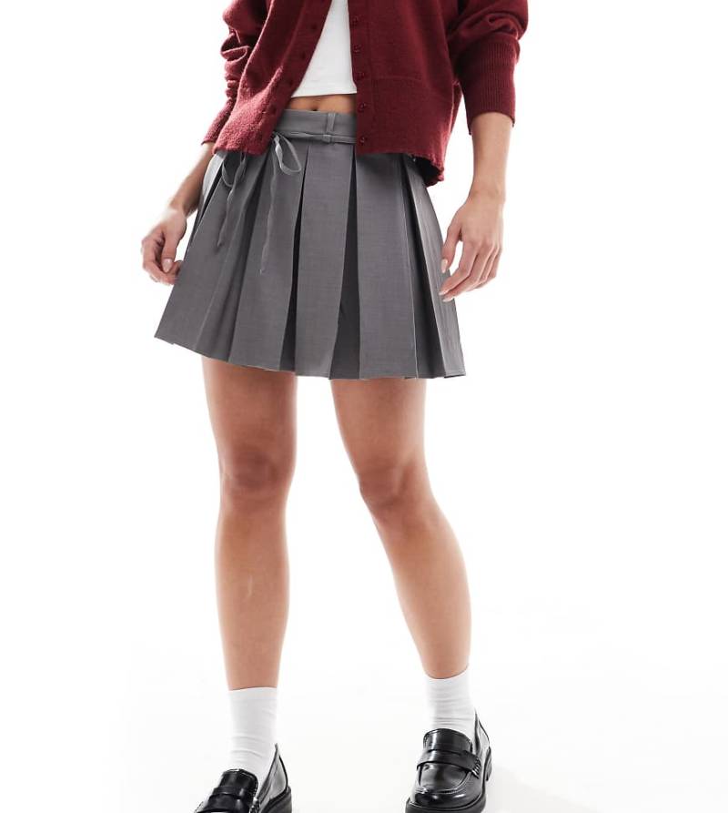 ONLY Petite - Kurzer Faltenrock in Grau mit mittelhohem Bund von ONLY Petite