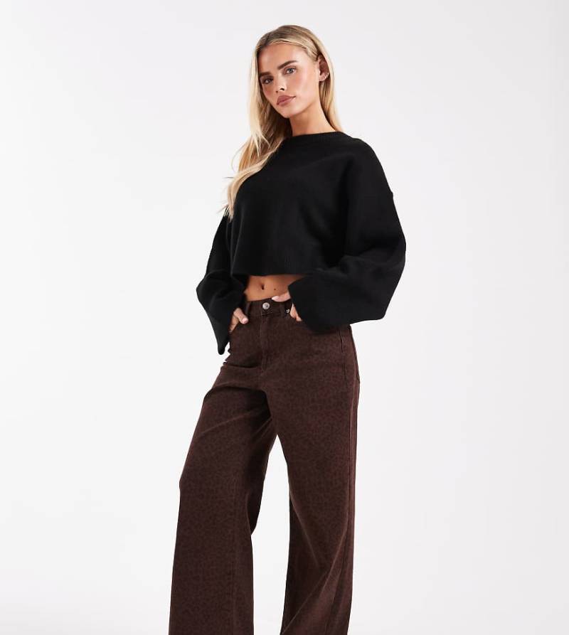 ONLY Petite - Madison - Jeans in Schokobraun mit weitem Bein und Leopardenmuster-Brown von ONLY Petite