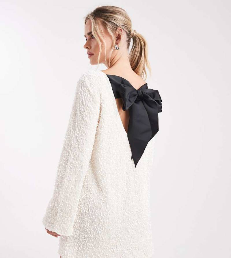 ONLY Petite - Pailletten-Minikleid in Weiß mit Rückenschleife von ONLY Petite