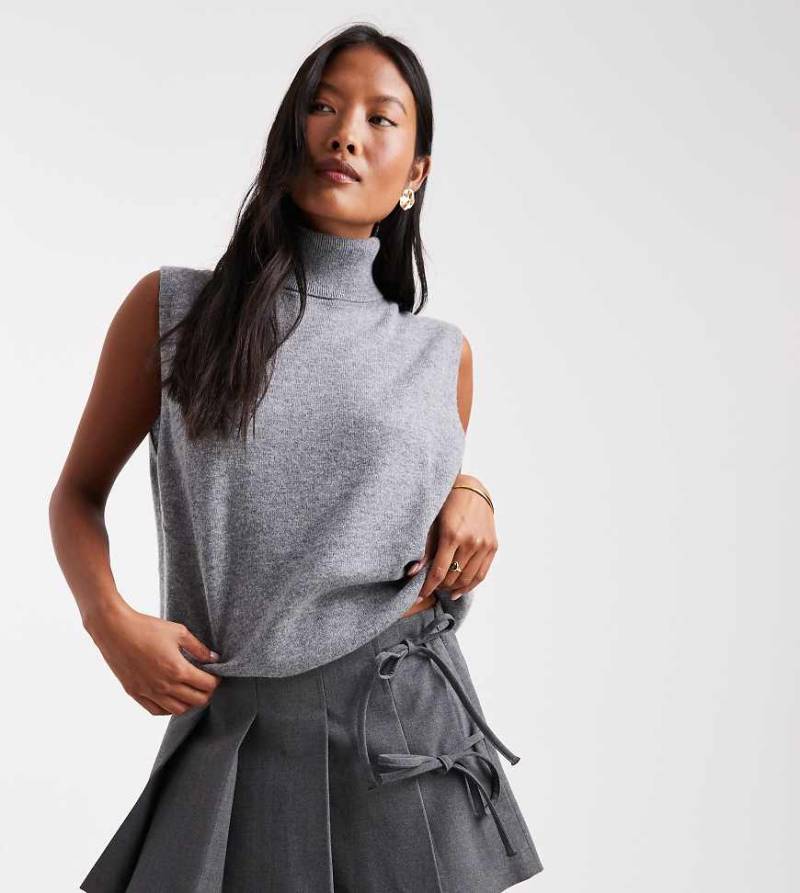 ONLY Petite - Plissierter Mini-Skort in Dunkelgrau mit Bindedetail ONLY Petite - Plissierter Mini-Skort in Dunkelgrau mit Bindedetail von ONLY Petite