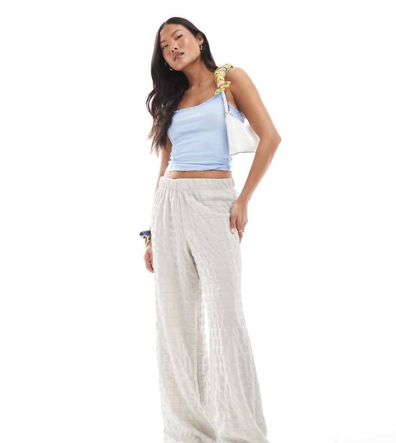 ONLY Petite - Seersucker-Hose in Eisgrau mit weitem Bein von ONLY Petite