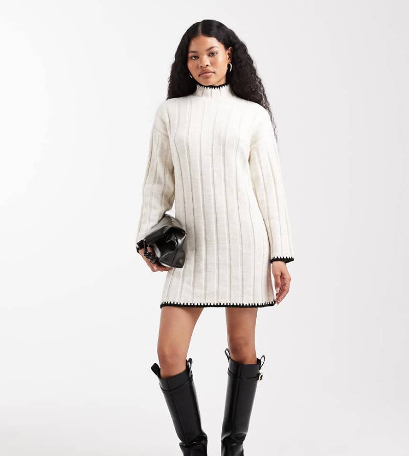 ONLY Petite - Strick-Minikleid in Weiß mit Kontrastmuster von ONLY Petite