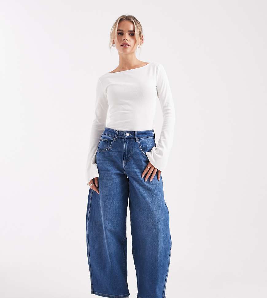 ONLY Petite - Tamy - Barrel-Jeans aus Denim in Mittelblau von ONLY Petite