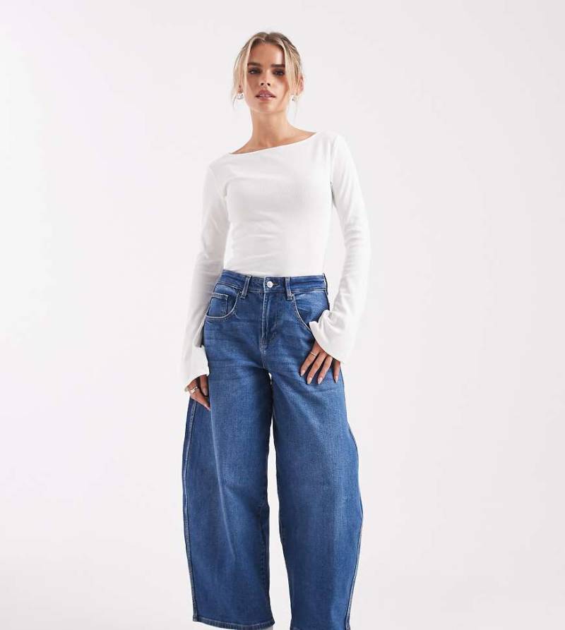 ONLY Petite - Tamy - Barrel-Jeans aus Denim in Mittelblau von ONLY Petite