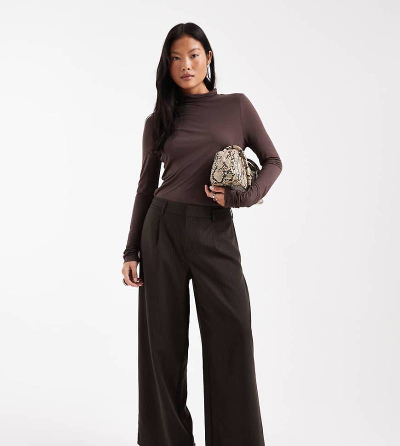 ONLY Petite - Weit geschnittene, elegante Hose in Braun mit niedrigem Bund und Nadelstreifen-Brown von ONLY Petite