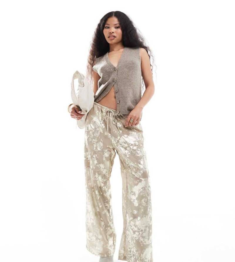 ONLY Petite - Weit geschnittene Hose in Beige mit Folienprint-Neutral von ONLY Petite