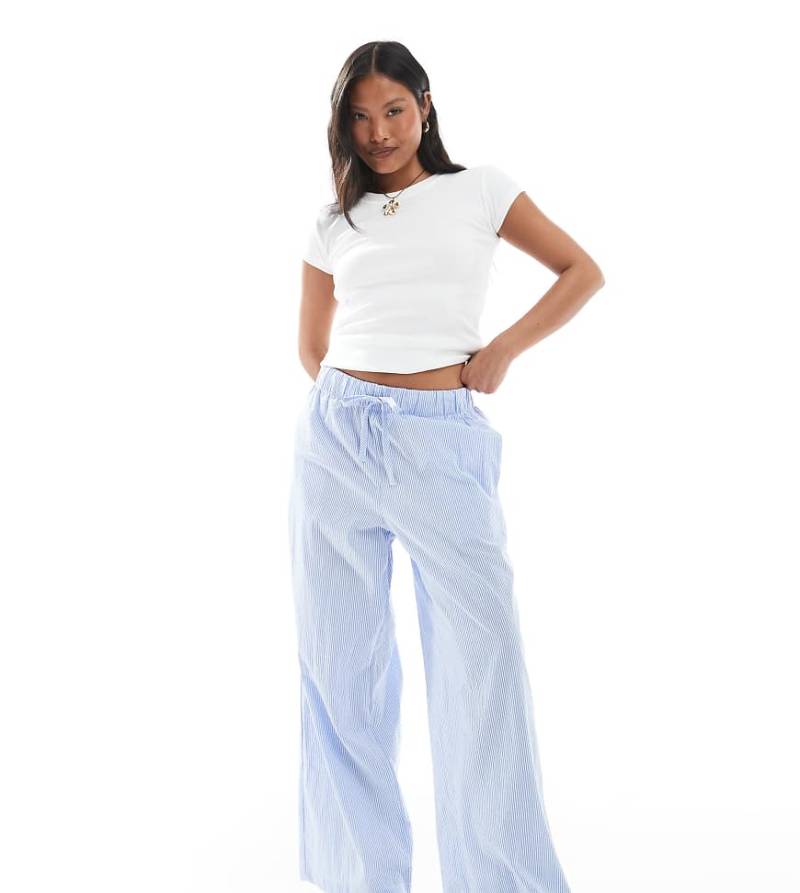 ONLY Petite - Weit geschnittene Hose in Blau gestreift von ONLY Petite