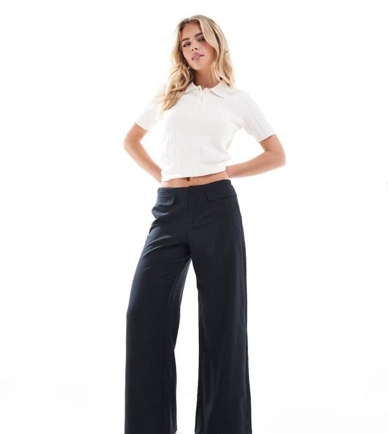 ONLY Petite - Weit geschnittene Hose in Marineblau mit Tasche und Nadelstreifen von ONLY Petite