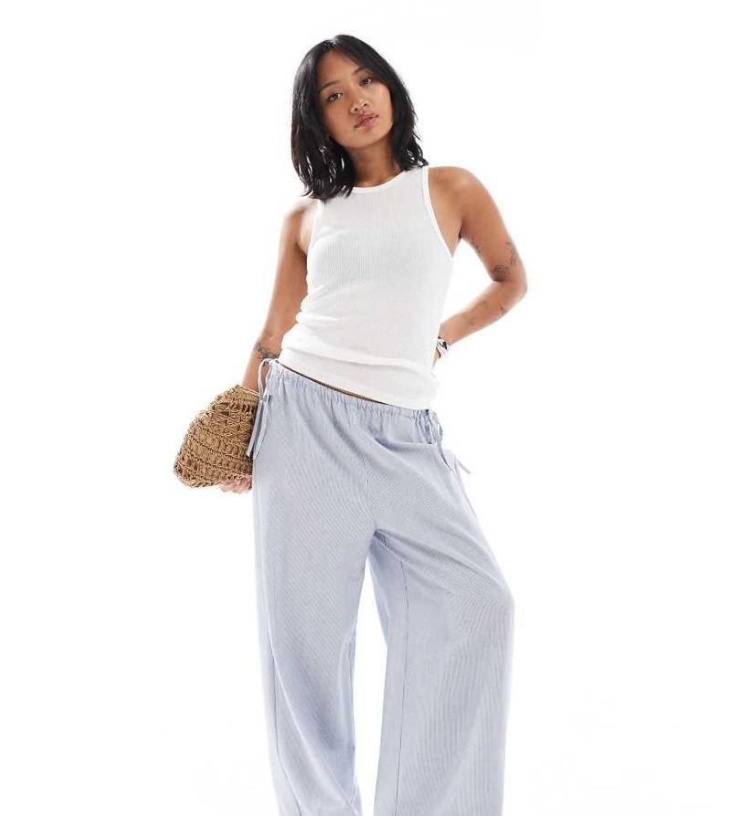 ONLY Petite - Weit geschnittene Hose in gestreiftem Blau mit Kordelzugbund von ONLY Petite