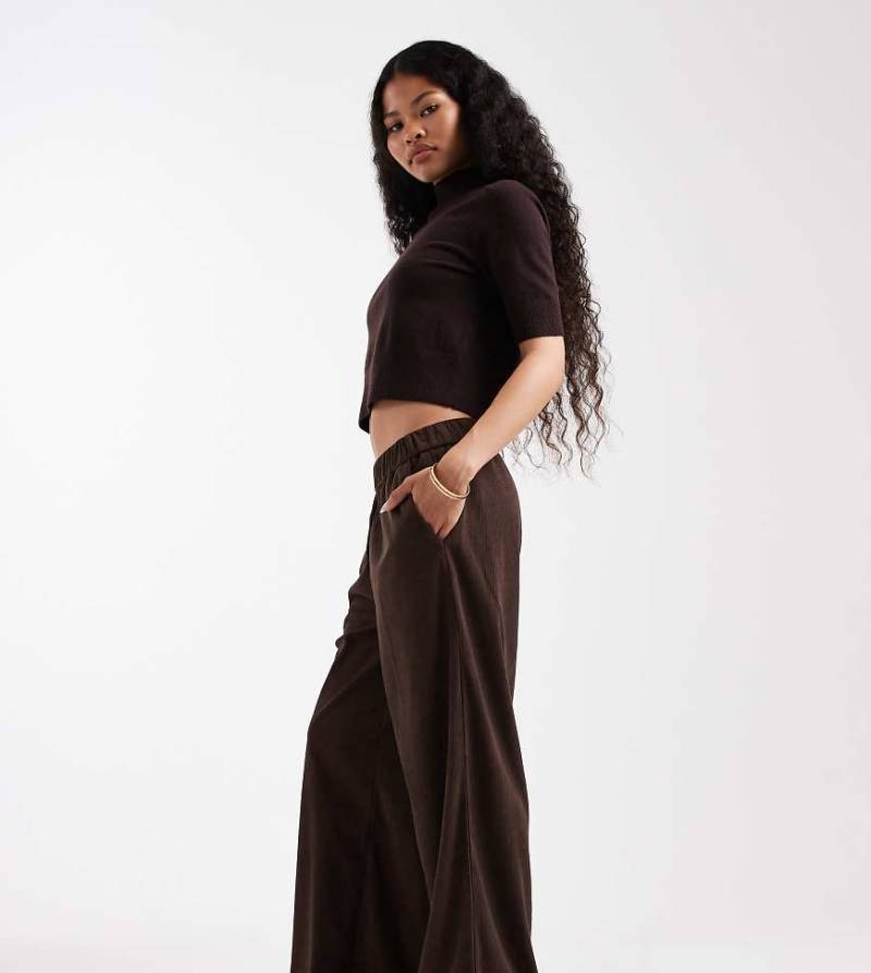 ONLY Petite - Weit geschnittene Schlupfhose aus Cord in Braun-Brown ONLY Petite - Weit geschnittene Schlupfhose aus Cord in Braun-Brown von ONLY Petite