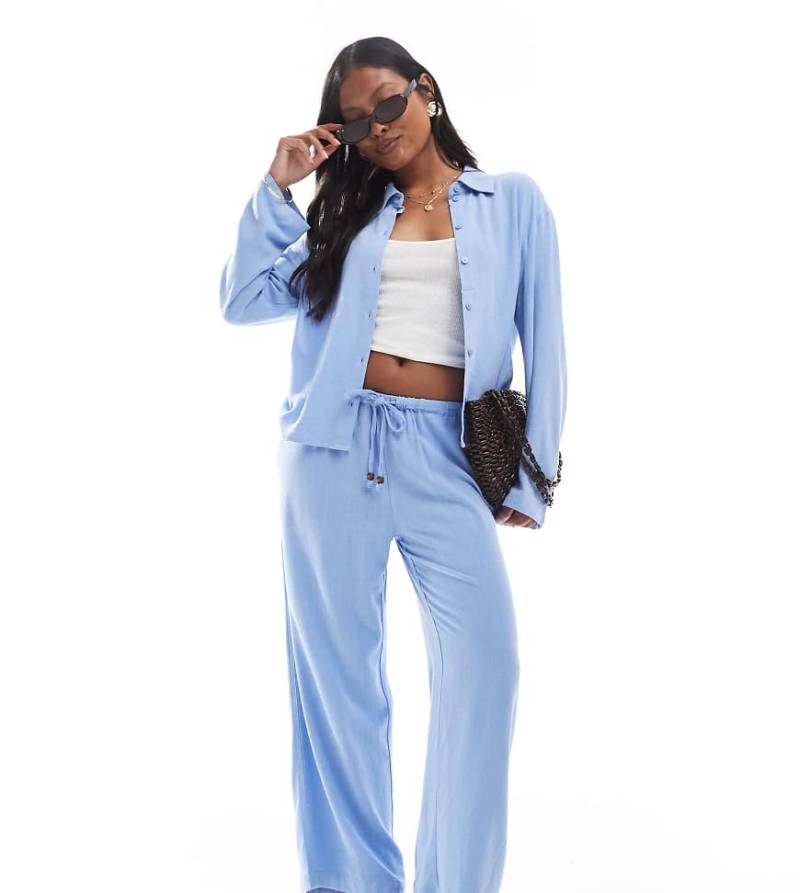 ONLY Petite - Weit geschnittene Schlupfhose aus Leinenmix in Hellblau mit Perlendetail, Kombiteil von ONLY Petite