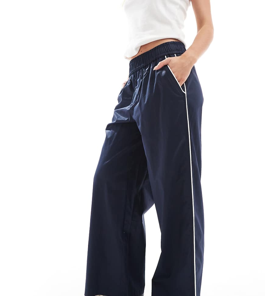 ONLY Petite - Weite Hose in Marineblau mit kontrastierender Paspelierung von ONLY Petite