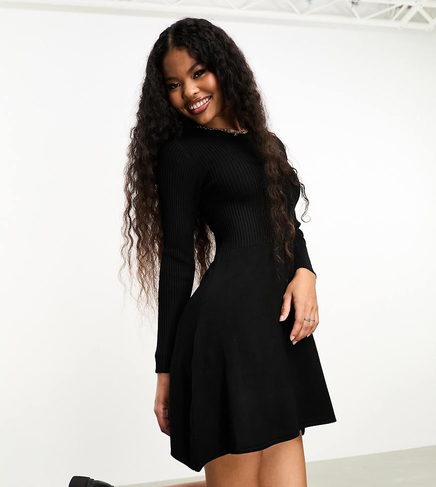 Only Petite - Kurzes Skater-Strickkleid in Schwarz von ONLY Petite
