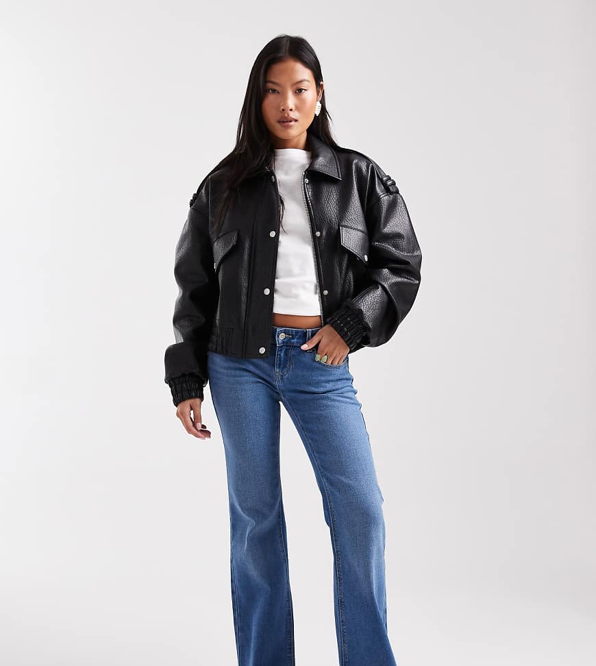 Only Petite - Lola - Schlagjeans aus hellblauem Denim mit sehr niedrigem Bund von ONLY Petite