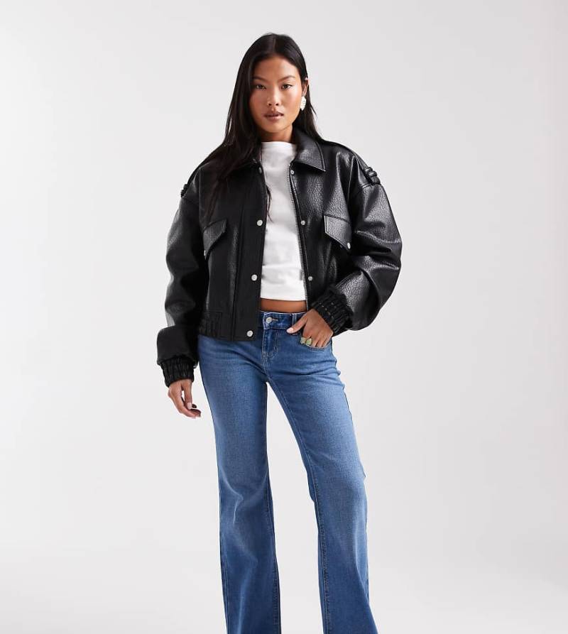 Only Petite - Lola - Schlagjeans aus hellblauem Denim mit sehr niedrigem Bund von ONLY Petite