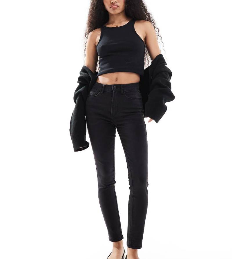 Only Petite - Royal - Jeans mit engem Schnitt und hohem Bund in schwarzer Waschung von ONLY Petite