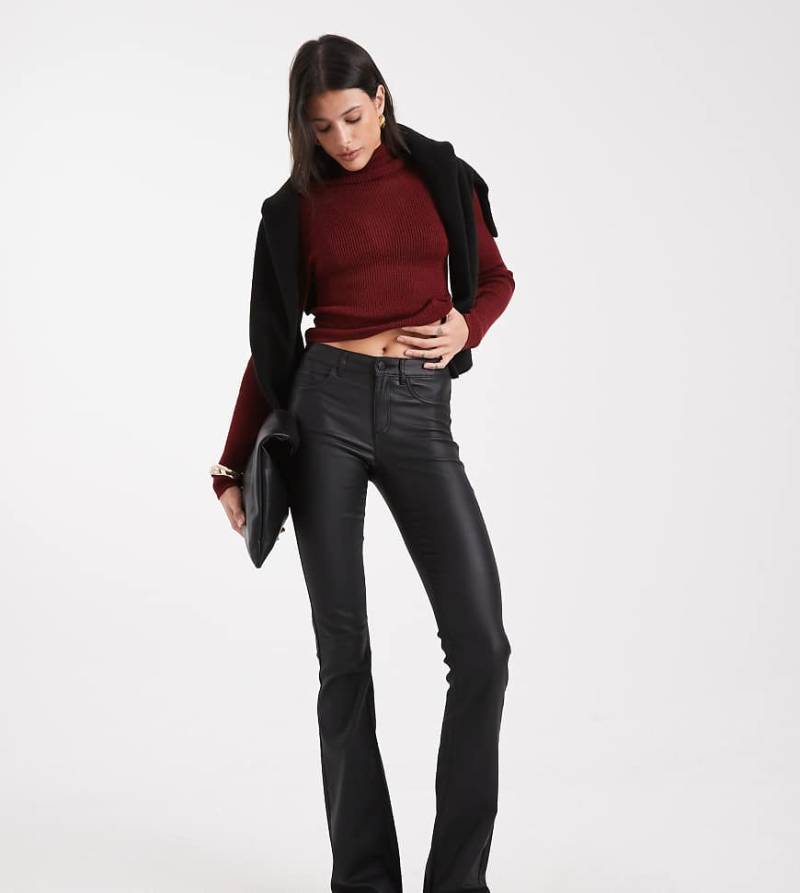 ONLY Tall - Beschichtete Schlaghose in Schwarz mit mittelhohem Bund von ONLY Tall