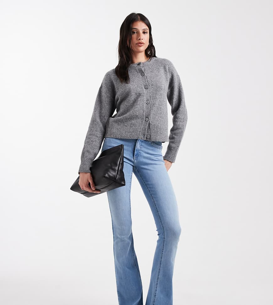 ONLY Tall - Blush - Schlagjeans in Hellblau mit mittelhohem Bund von ONLY Tall