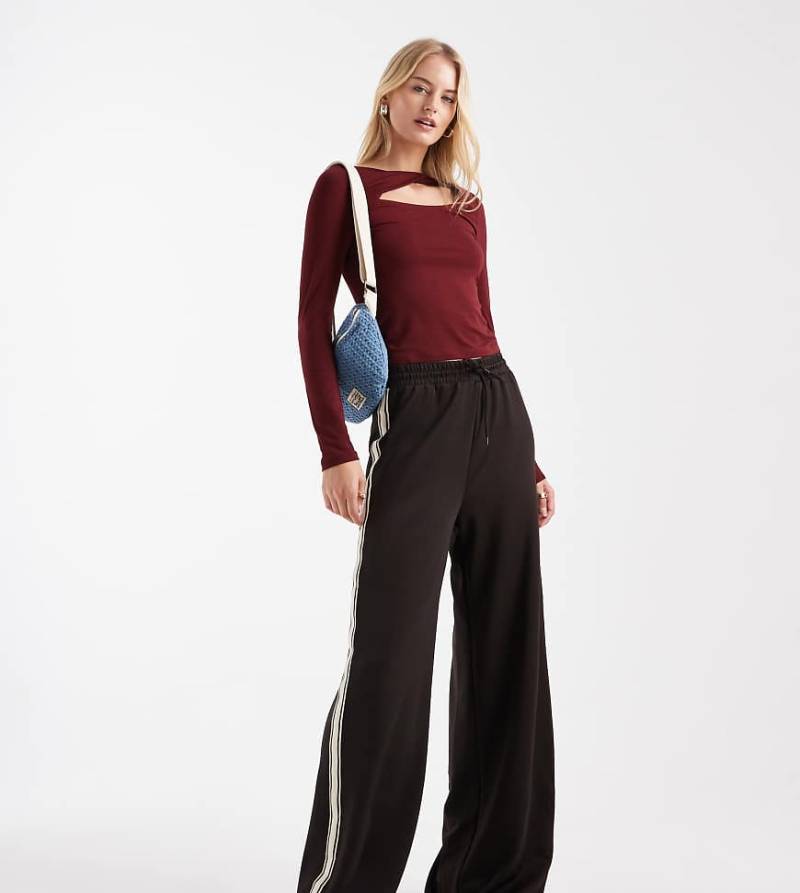 ONLY Tall - Hose in Schokobraun mit weitem Bein mit Seitenstreifen-Brown von ONLY Tall