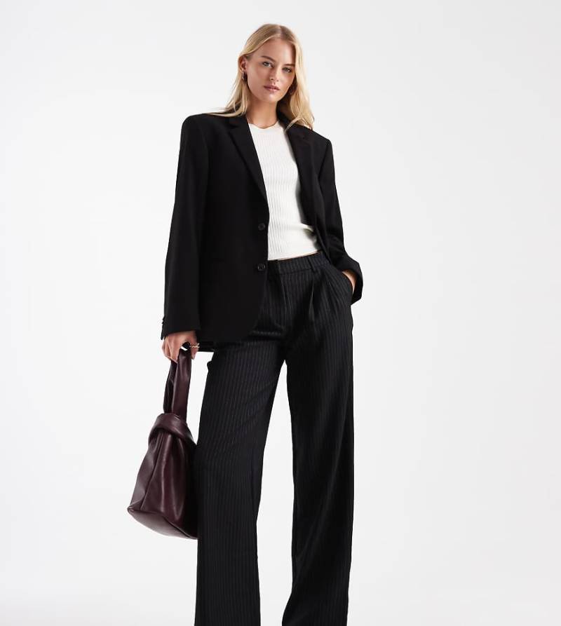 ONLY Tall - Elegante Hose in Schwarz mit Nadelstreifen und weitem Bein von ONLY Tall
