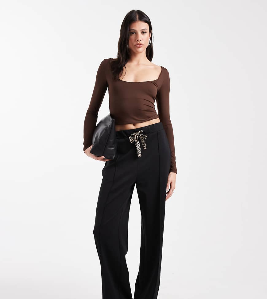 ONLY Tall - Hose in Schwarz mit Schleifendetail im Leopardenmuster von ONLY Tall