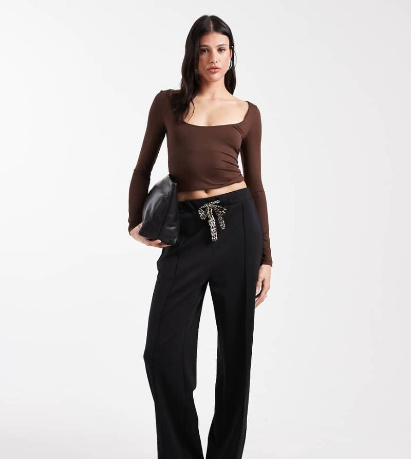 ONLY Tall - Hose in Schwarz mit Schleifendetail im Leopardenmuster von ONLY Tall