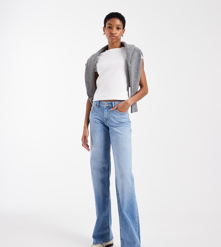ONLY Tall - Judy - Jeans in hellem Denimblau mit niedrigem Bund und weitem Bein von ONLY Tall