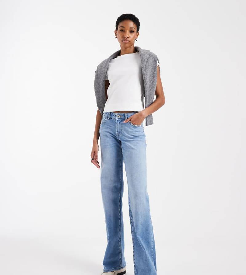 ONLY Tall - Judy - Jeans in hellem Denimblau mit niedrigem Bund und weitem Bein von ONLY Tall