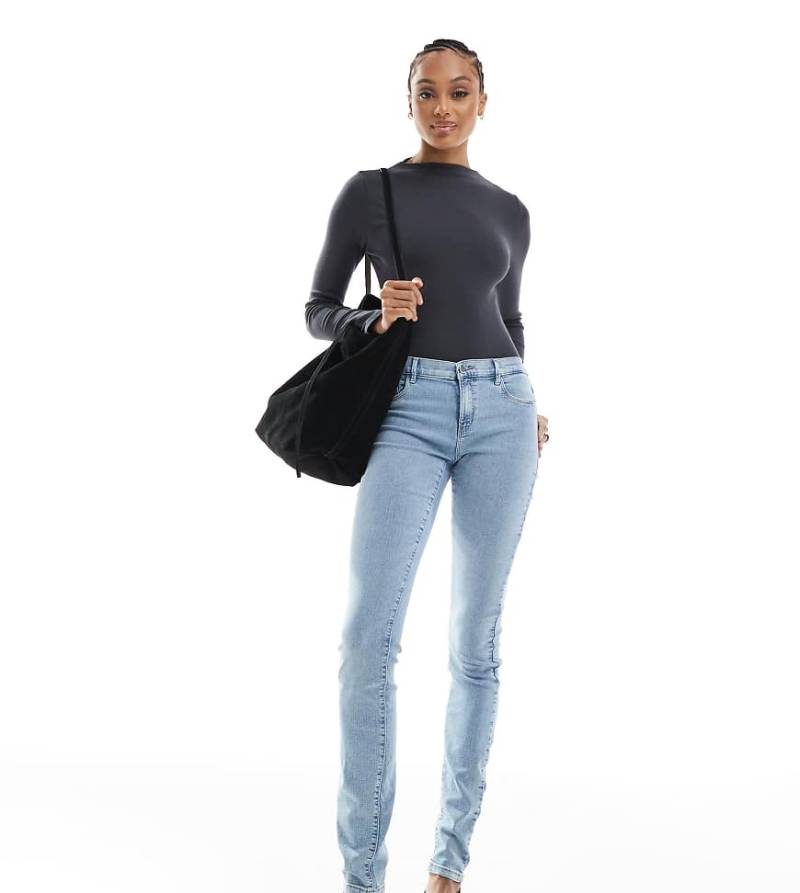 ONLY Tall - Rain - Enge Jeans mit Waschung in Hellblau von ONLY Tall