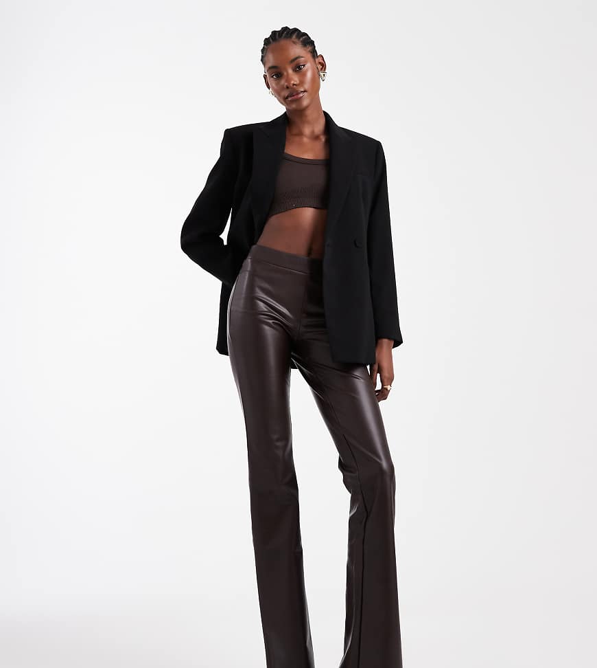 ONLY Tall - Schlaghose aus Kunstleder in Braun-Brown von ONLY Tall