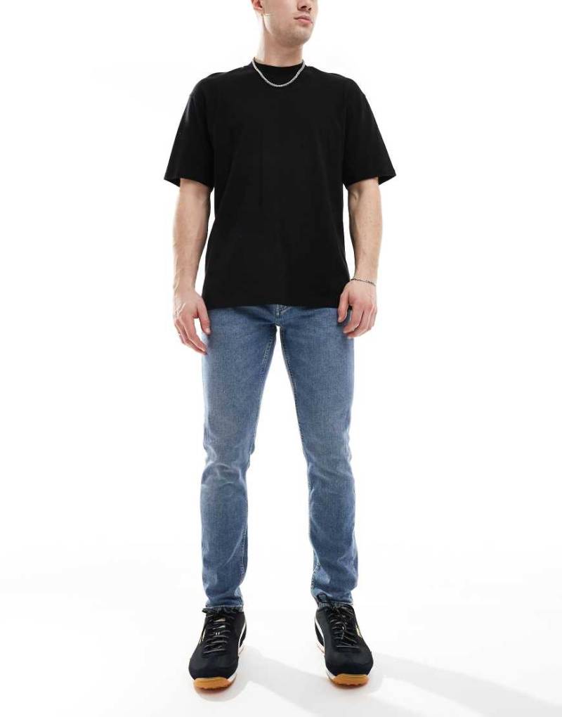 ONLY & SONS - Eng geschnittene Jeans in hellblauer Waschung von ONLY & SONS
