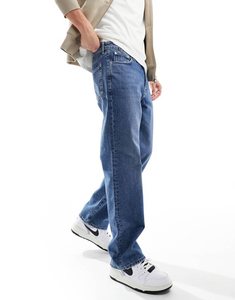 ONLY & SONS - Fade - Lockere Jeans mit mittelblauer Waschung ONLY & SONS - Fade - Lockere Jeans mit mittelblauer Waschung von ONLY & SONS