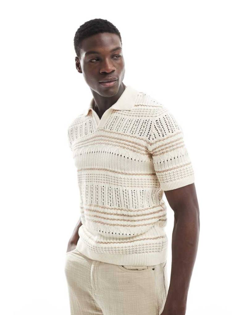 ONLY & SONS - Grobmaschiges Relaxed Fit Polohemd in Beige mit Streifen-Neutral ONLY & SONS - Grobmaschiges Relaxed Fit Polohemd in Beige mit Streifen-Neutral von ONLY & SONS